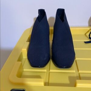 AEROSOLES Black Ankle Booties Sleek Minimalist Design